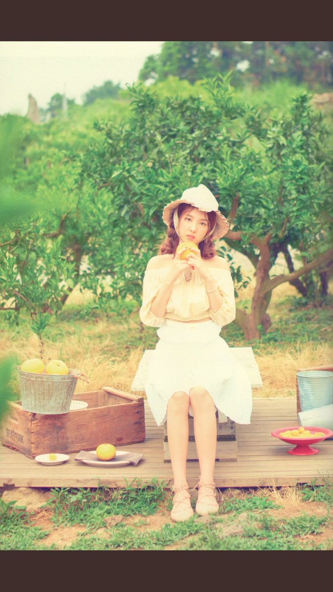 nayeonpiczx's tweet image. [SCANS] TWICEZINE Jeju Edition 🌴 #NAYEON #임나연