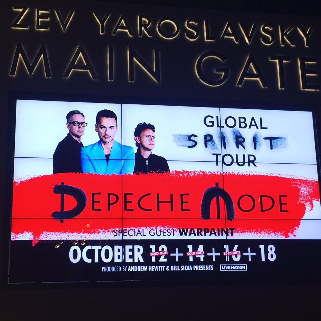 ZoGLOw's tweet photo. TFW @depechemode happens unexpectedly 🎶🖤😭
#depechemode #DM #globalspirittour2017 #luckygirl #myfriendsrule  #hollywoodbowl #niteone #soldout https://t.co/SptB6PrFz4