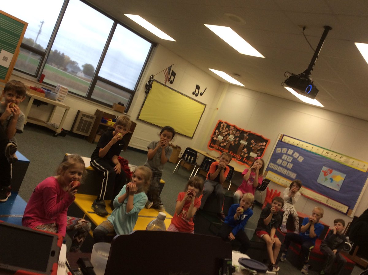 The Great Apple Crunch with 1st grade! <a href="/PCSD_LN/">Lannoye Elementary</a> 🍎🍎