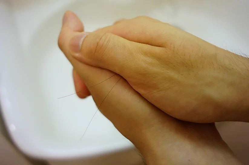 これをやったら嫌われる？ゴキブリを捕まえたといって相手の眼前で手を開く遊びｗｗｗ