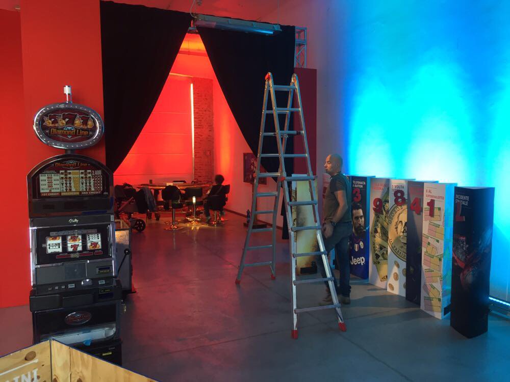 Lavori  di allestimento in corso: lunedi apre a #Milano la mostra <a href="/fateilnsgioco/">Fate il Nostro gioco</a>  bit.ly/2kKT8Kz
Troverete 3 ambienti: l'improbabilità; la sala scommesse; l'#azzardo patologico