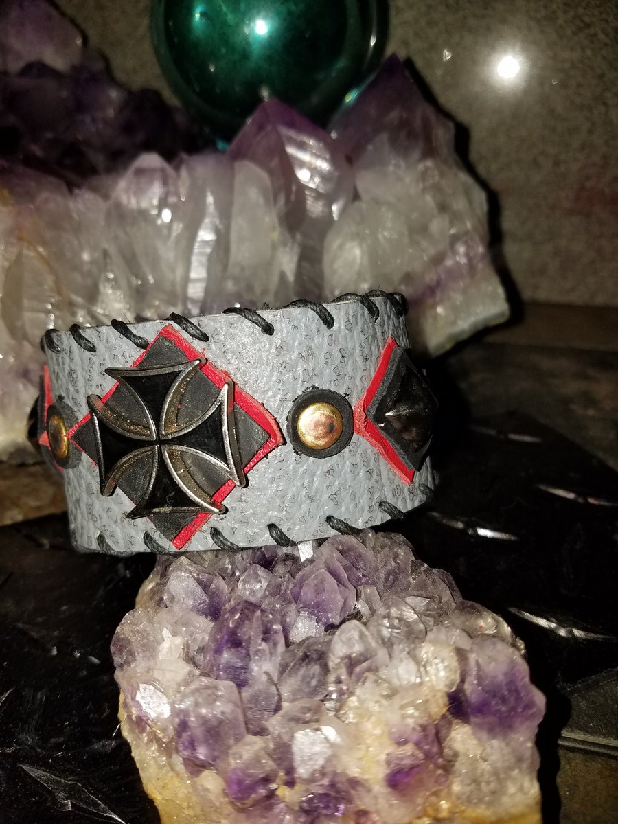 conte_dennis's tweet photo. #Checkmywork @conte_dennis #onefakind #handmadeleathercuffs @HoxPhotog @MonstersCruise @litaford @Allyson_rock1 @94HJY https://t.co/BCKRKDvMv9