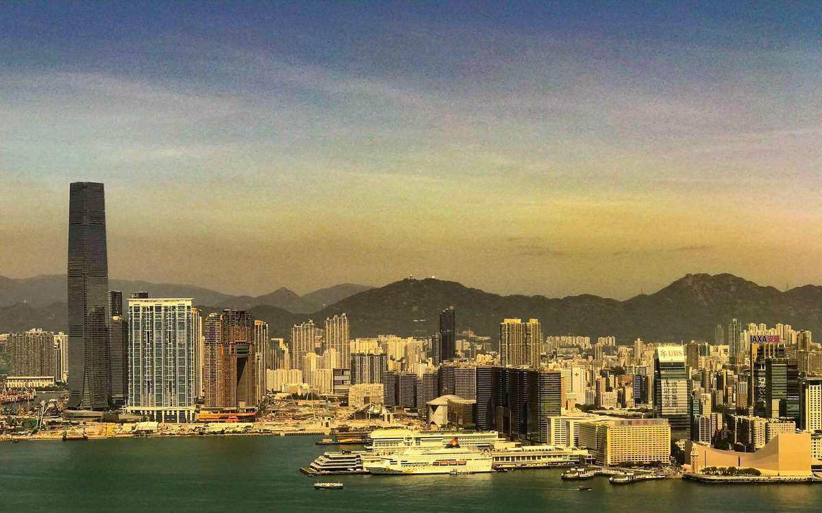 Neildigiscoping's tweet photo. Back in the lounge of the #conrad_hotel in # Hongkong. https://t.co/kbI5WuHKk6