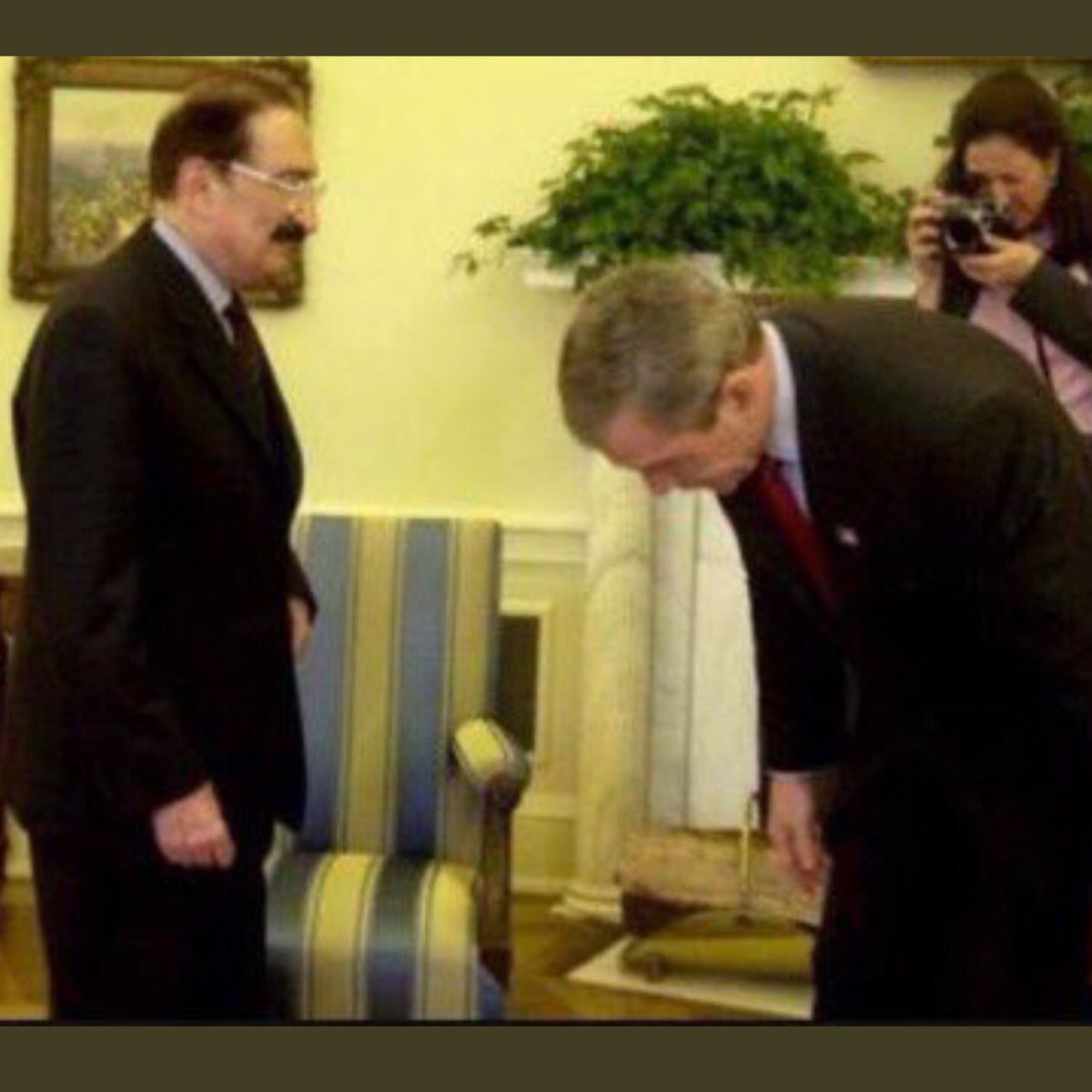 MetinUca's tweet photo. Hiç hırsızlık yapmadı, hiç tartışmalı mal varlığı olmadı ve ölümüyle herşeyini Türkiye Cumhuriyetine bağışladı, şimdi, bir daha düşünün🇹🇷 https://t.co/hT3JvrOJxw