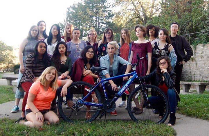 SellardsKU's tweet photo. Because Sellardites can always find time between classes for a photoshoot with a bike https://t.co/LIOHqOlK3k