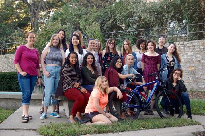 SellardsKU's tweet photo. Because Sellardites can always find time between classes for a photoshoot with a bike https://t.co/LIOHqOlK3k