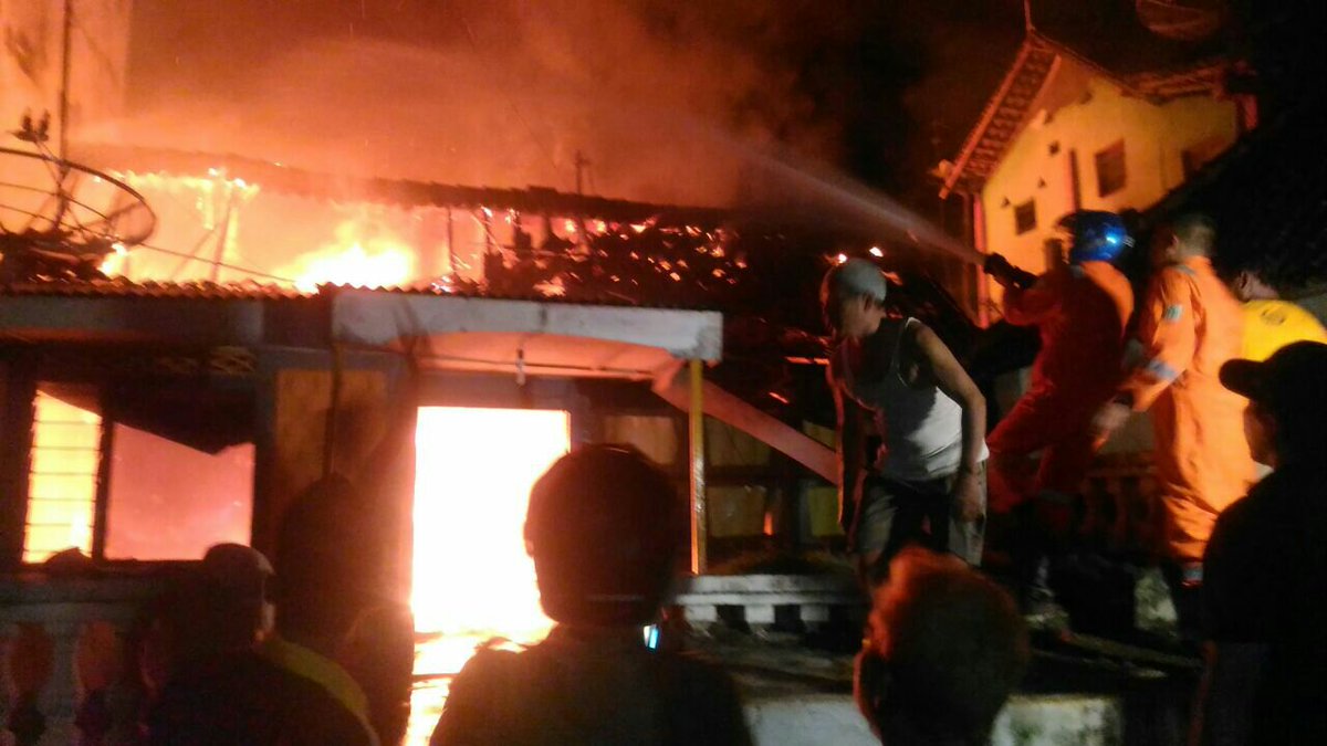 Anggota Polsek Blora Kota Bersama Warga, Padamkan Rumah Terbakar Saat Ditinggal Sholat ‘Isya dlvr.it/PvF1k1