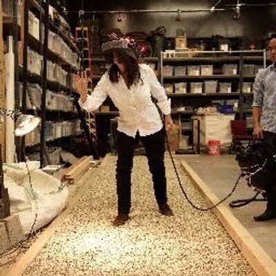 VJenJen's tweet image. #HispanicHeritage Day27 Nonny de la Peña,“Godmother of VR,” uses her journalism&amp;amp;coding in 21st c. media. She helped push VR into mainstream