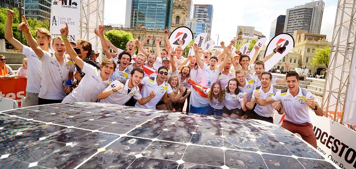 SolarStorageMag's tweet photo. Solar Magazine - @SolarEHV heeft na finish zege World Solar Challenge vrijwel binnen https://t.co/s0D5Q4THKE #WSC17 https://t.co/uolismCEPV