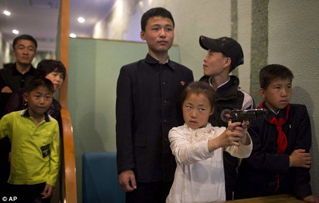 RebelliousClock's tweet photo. 【纪录片】BBC：朝鲜.家戮（2017）North Korea: Murder in the Family.
英语中文字幕.720P.X264.AAC.
翻译：山水
IMDB7.2分，豆瓣被删
Mega盘：https://t.co/IJVzrNnIN6 https://t.co/eATwCTFByK