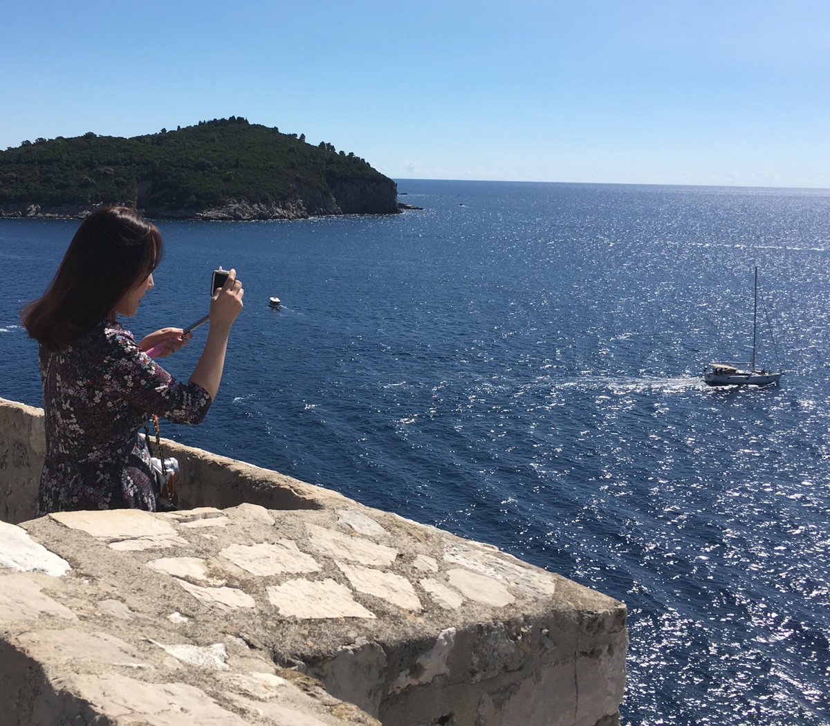 narcissisticks's tweet photo. I captured this image just before the #selfiestick threw her into the sea - they are becoming #selfieaware. The #selfieapocalypse is coming! https://t.co/jeCEZB2q7o