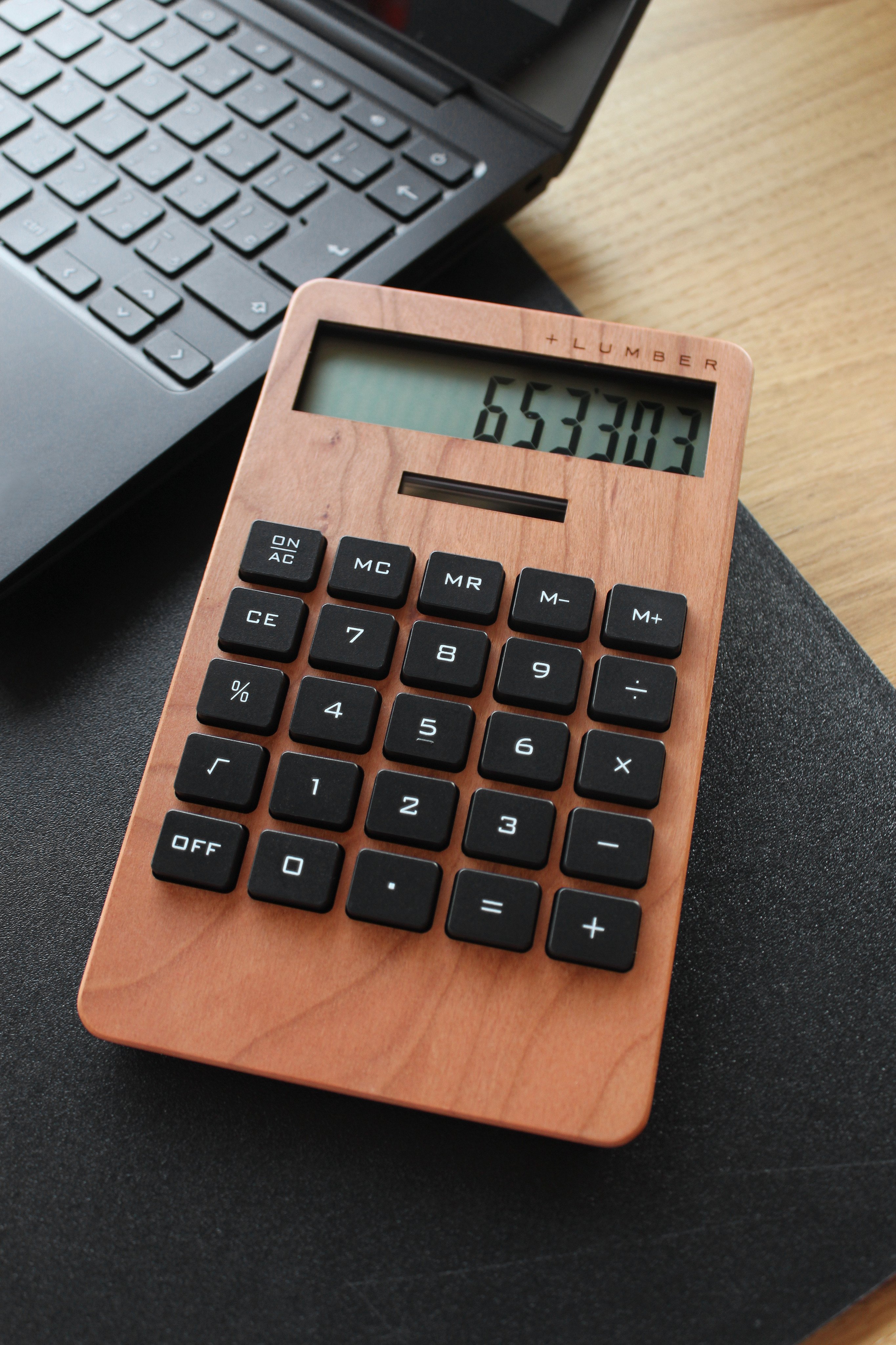 木のデザイン雑貨ブランドhacoa 木製ギフト ノベルティ 名入れ専門店 Hacoaのネクストブランド Lumber から新型電卓の発表です Wide 2 大きい電卓 T Co H9icsfbhe5 ネットショップは本日 直営店は近日より販売開始致します