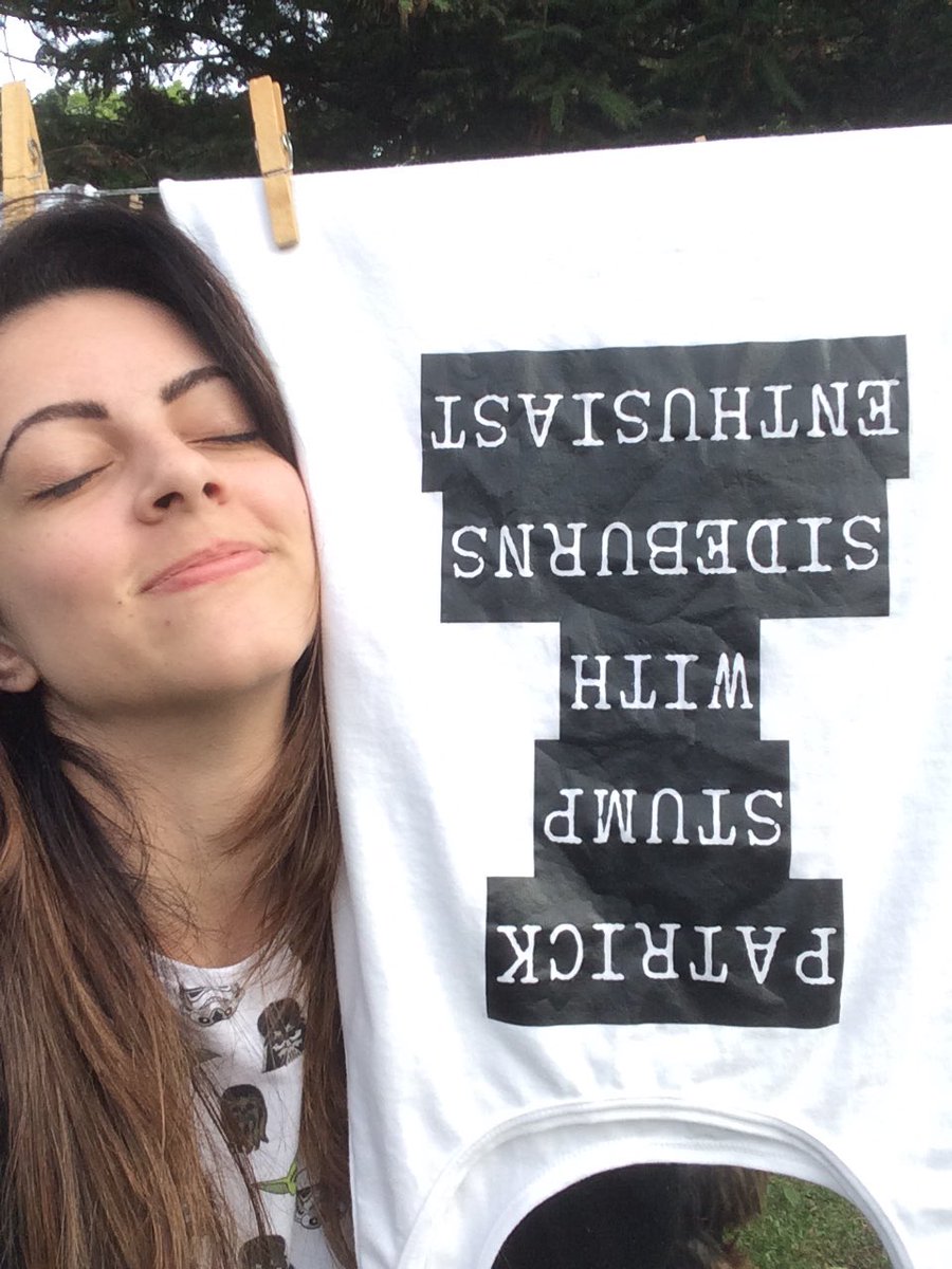 naticosttelinha's tweet image. A melhor camiseta do mundo agora sem manchas de protetor solar, obrigada mãe! 💜 #RockinRio2017 #FOBsquad