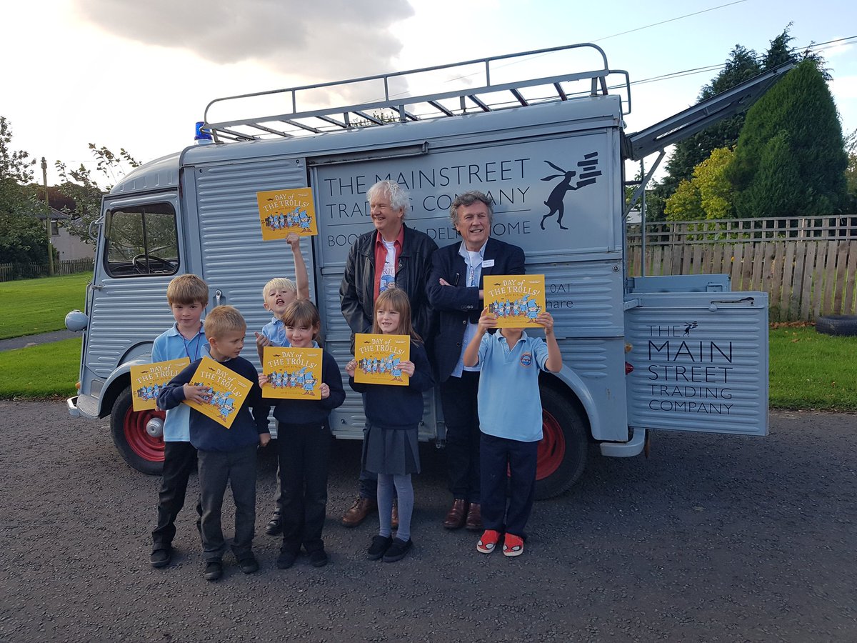 mainstreethare's tweet photo. Love the colour contrast #coldstreamprimaryschool @HVanworld @BCKidsBooks @RonButlinMakar 
Another great day out in  @scotborders schools https://t.co/mIiXPUSkhU