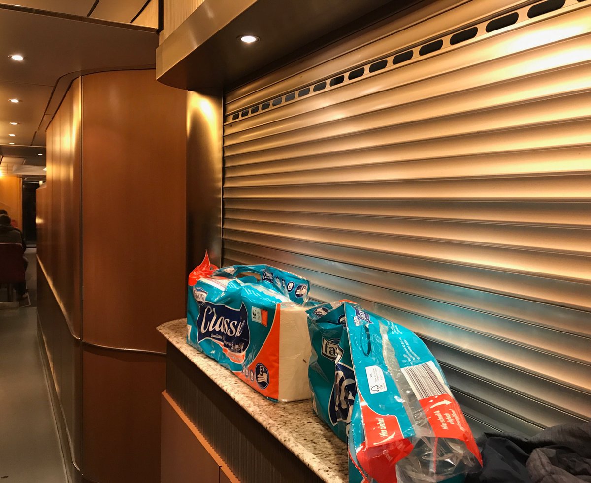 Schotten dicht in #Unterlüß, um 22 Uhr schloss das Bordrestaurant, jetzt wird's kritisch... <a href="/DB_Info/">Deutsche Bahn Verkehrsmeldungen</a> #Bahn