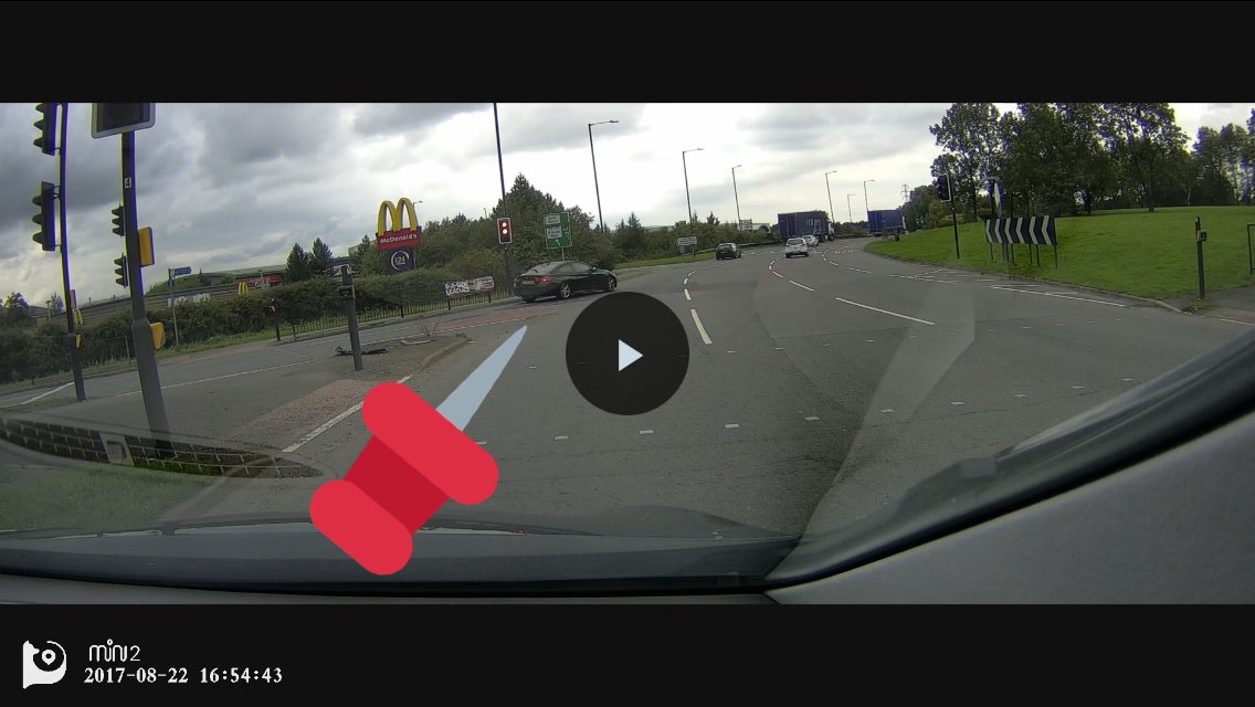 OhPenYun's tweet image. AF64FKN Naughty BMW - zoom to see red light on right!
#driverfail @NuneatonCops