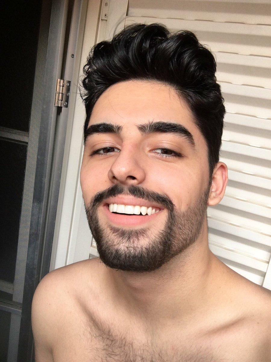 joaodoceu's tweet photo. experimentando um cavanhaque https://t.co/b9OgXgLyXA