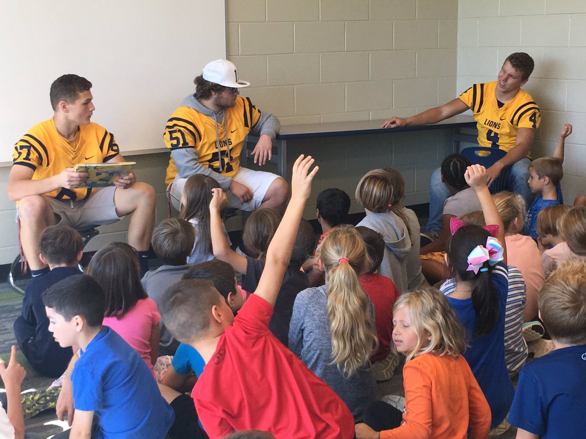Big thanks to the South Lyon football players for reading to us today! #PaveTheWay #pearsonpioneers