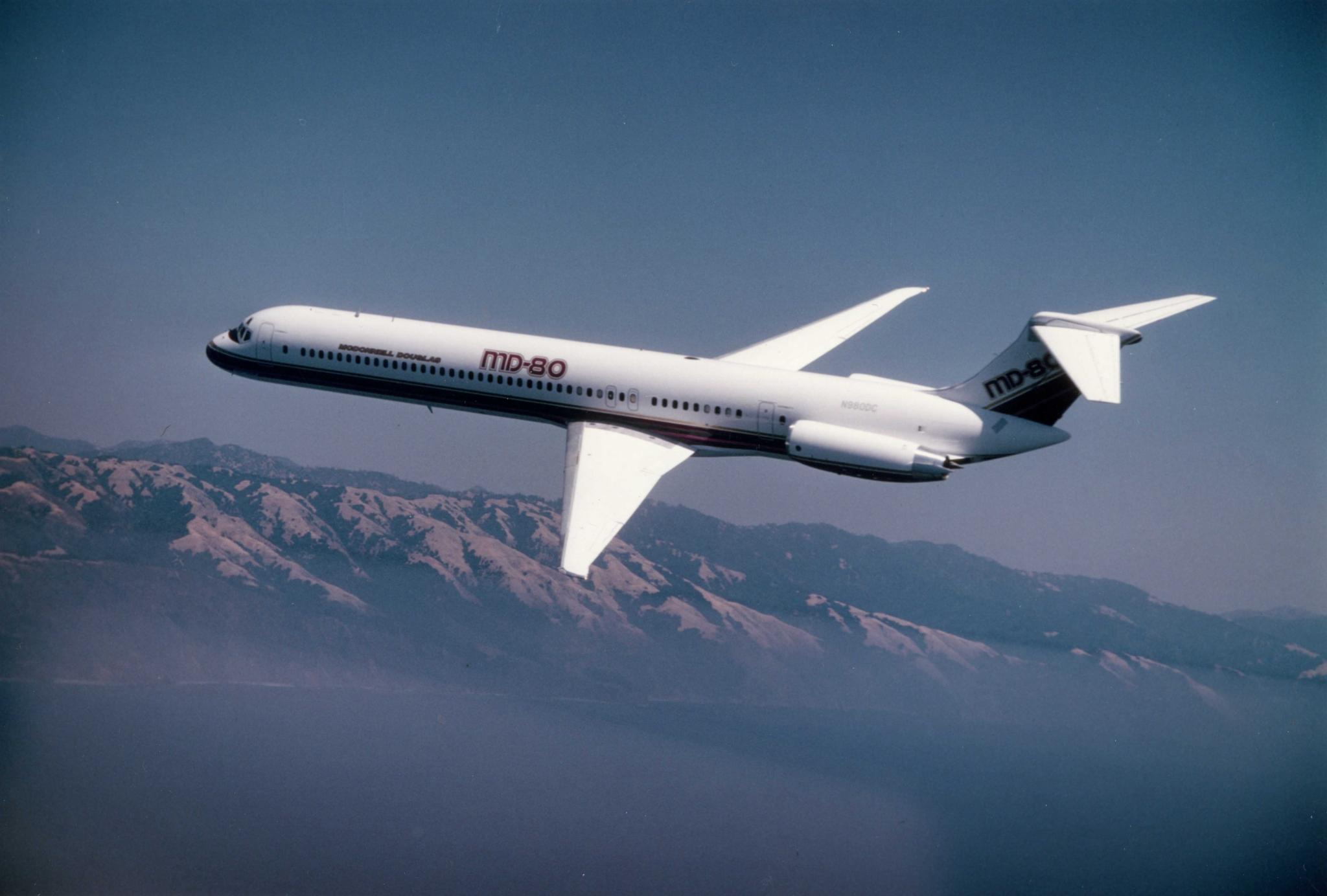 Boeing Airplanes on Twitter: "#TBT to the MD-80 jet. Over 1,190 of this ...