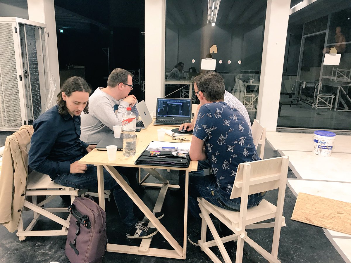 sophiebeer040's tweet photo. Collega’s buigen zich op nieuwe locatie over indeling, wandjes en techniek. Zin in verhuizing. #Designhuis @Studio040 https://t.co/lURGO5oi0Z