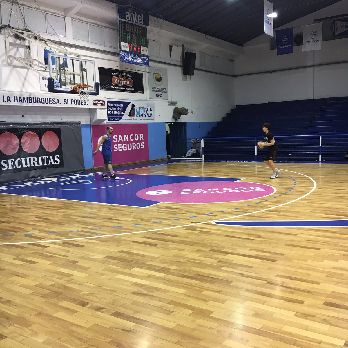 Hermosa imagen. A más de 1 hora para el partido Nicolás calienta mano a mano con Francesco su hijo.