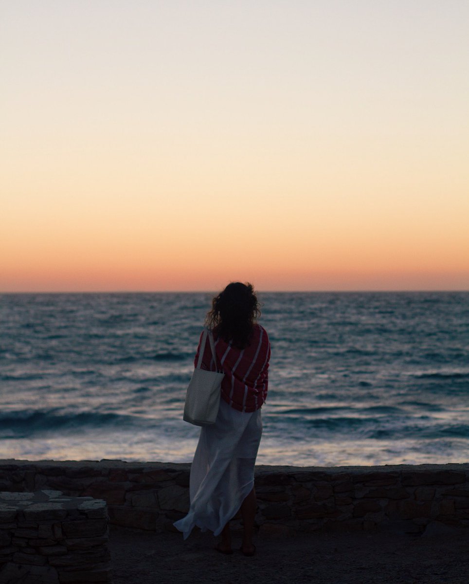 LeniPenn's tweet photo. #LeniPenn in Greece 🇬🇷💙[📸:@NinaElaineA Small Tote in White Ostrich]  #aroundtheworld #everythingtote #getaway #sunsets #travelstyle https://t.co/VkUCuAl13I