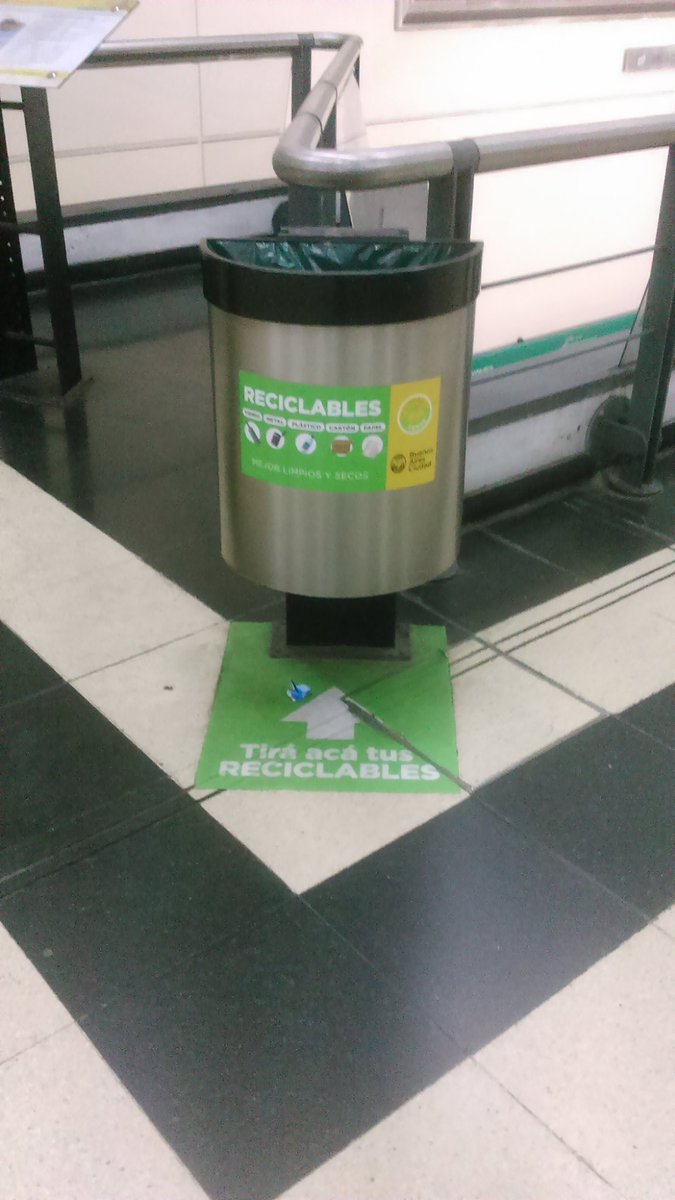 ronnychacom's tweet photo. Subte de #BuenosAires tacho verde (contenedor para reciclables) #SeparaTusResiduos https://t.co/xwIGzNqHj7