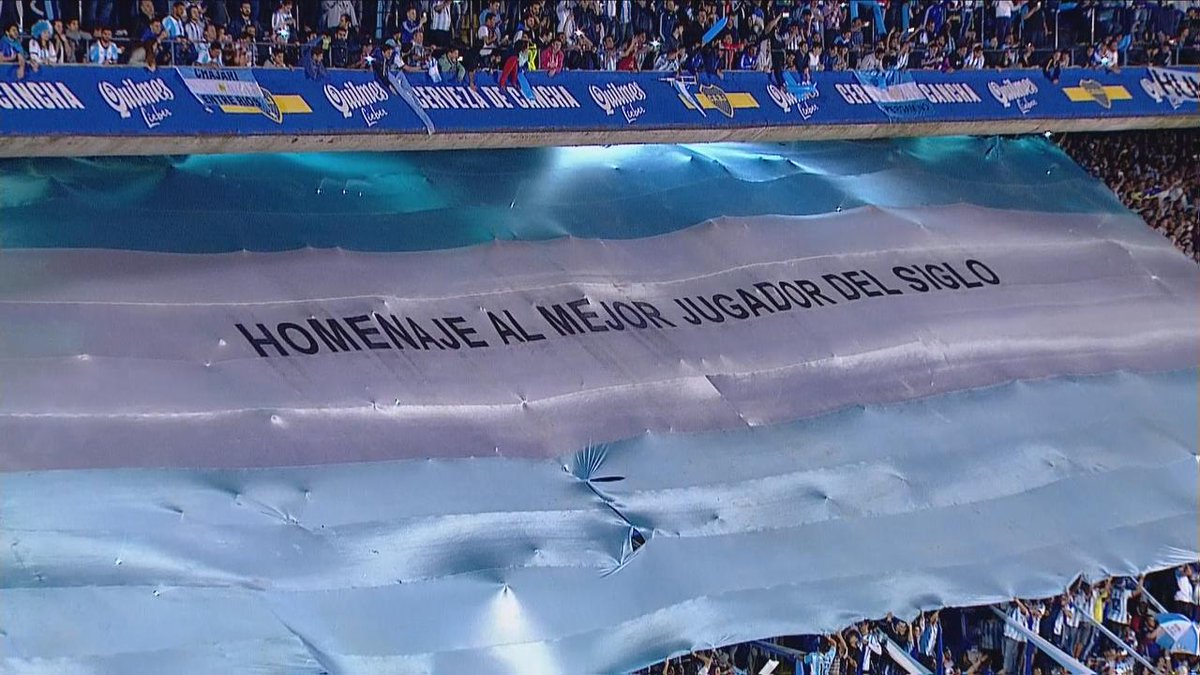 La enorme bandera que desplegaron en la popular, dedicada a Lionel Messi.