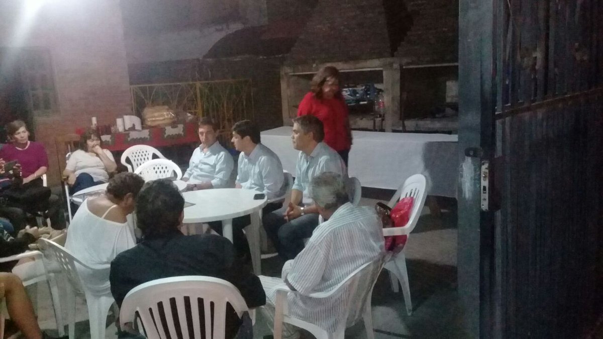 MMontoyaok's tweet photo. Con vecinos del Barrio San Francisco junto a @luisnaidenoff @MarioArce_. Las deudas y los sueños incumplidos están en juego el 22 de Octubre https://t.co/cp6Qqlg8TC