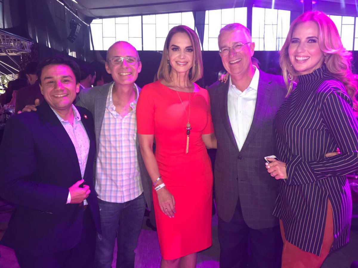 MxU_Oficial's tweet photo. ¡Nuestra directora en @Azteca! #MexicanaUniversal @elinstitutoLjo https://t.co/m0jlT2Q33h