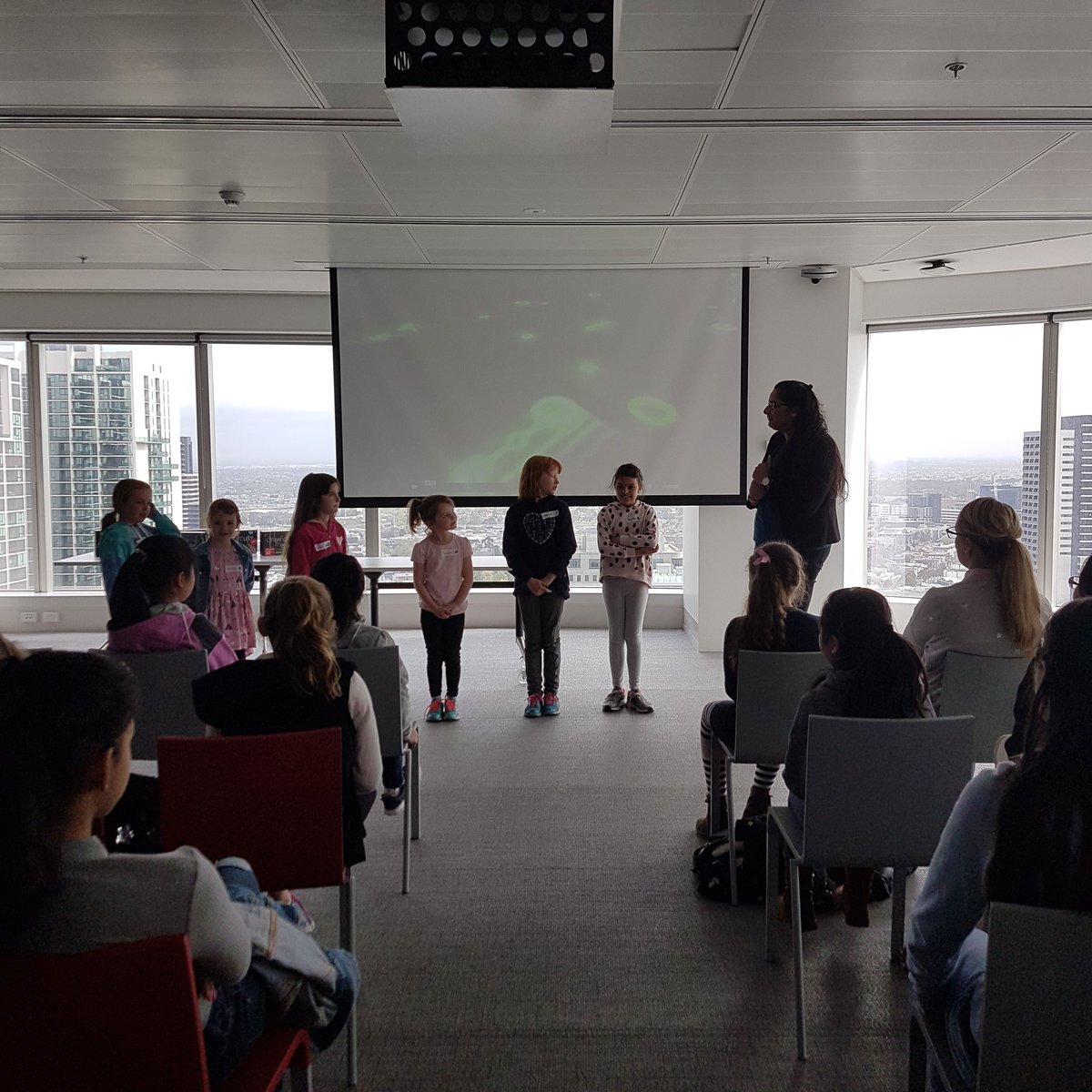 shervie_m's tweet photo. @robogals CEO @AmiPasricha kicking off #SED Asked for 3 volunteers and got double #enthusiastic https://t.co/k1tyxaarev
