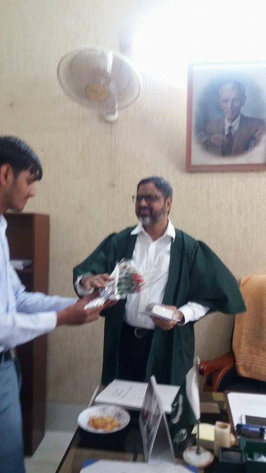 JamiatKhi's tweet photo. #IJT #AdamjeeScienceCollege celebrated #WorldTeachersDay .A warm welcome from teachers.
#سلام_استادمحترم
#اٹھوجوانو_بدلوکراچی
#KhiConv_28Oct https://t.co/FZBsp6Xaq8