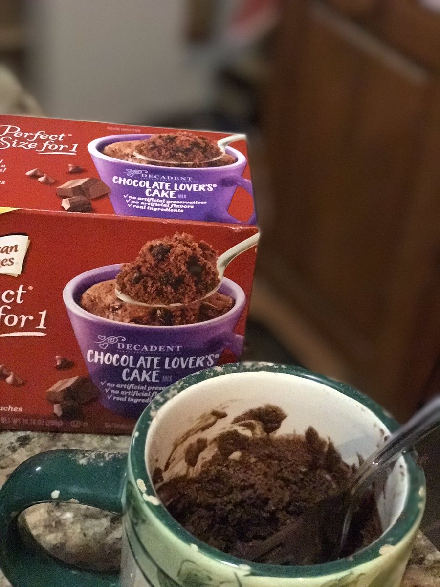 mckeenverrill's tweet photo. 2.00 at the grocery store, buy them, you won't be disappointed π»π«#duncanhines #perfectsizefor1 #chocolateloverscake https://t.co/lfOifpOMeA
