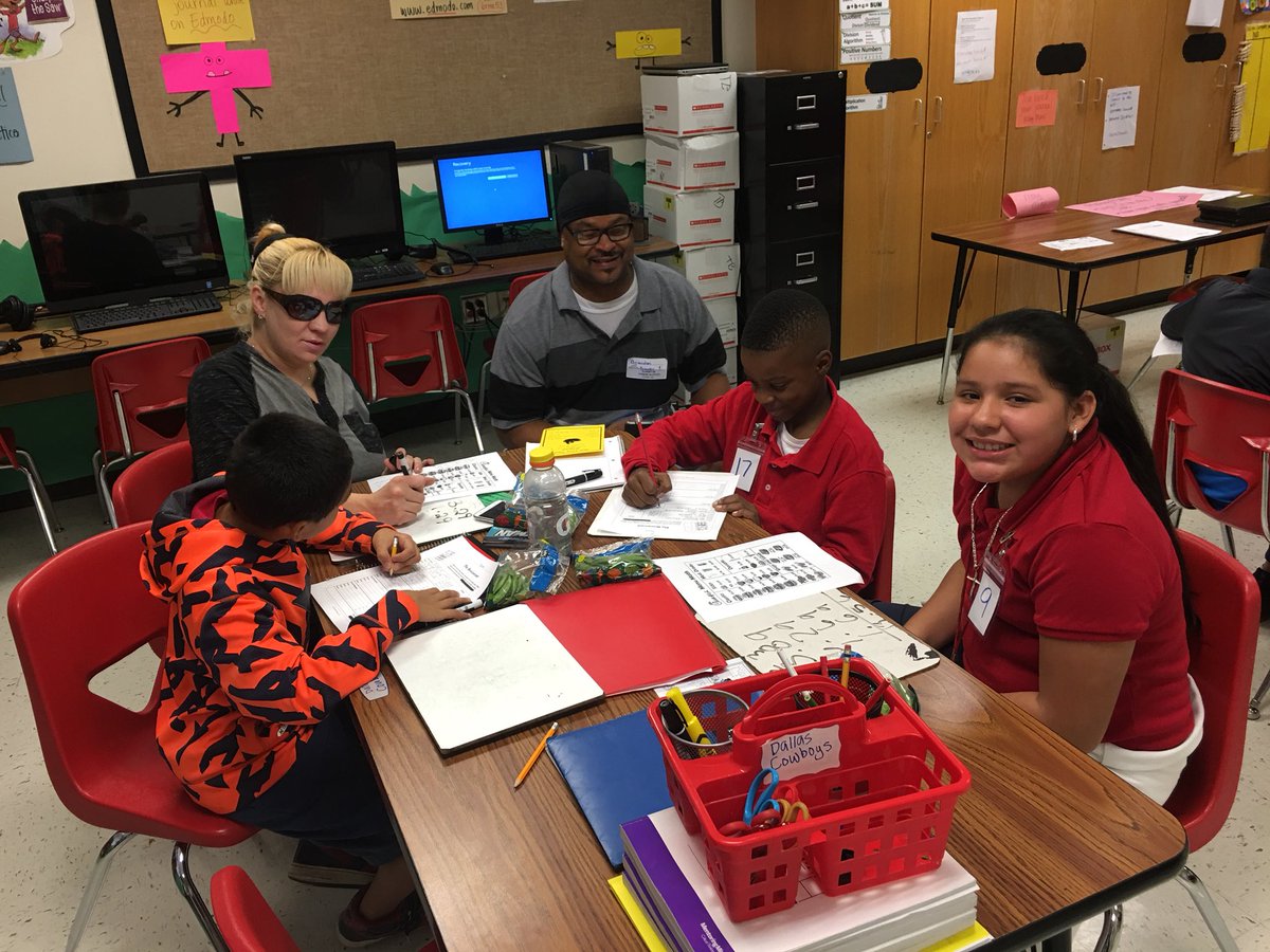 stemburns's tweet image. What a fun day spent with students &amp;amp; parents. #buildingastrongcommunity @JackLoweSrES #PFAD2017