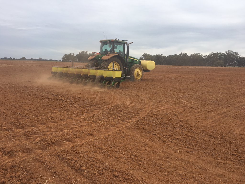 AndrewJParr1's tweet photo. Corn 2017 planting has started! P1756 sown to be watered up @MVR_Services @walshagro @pioneerseedsau @jascott01 https://t.co/goGf4IKXJ5