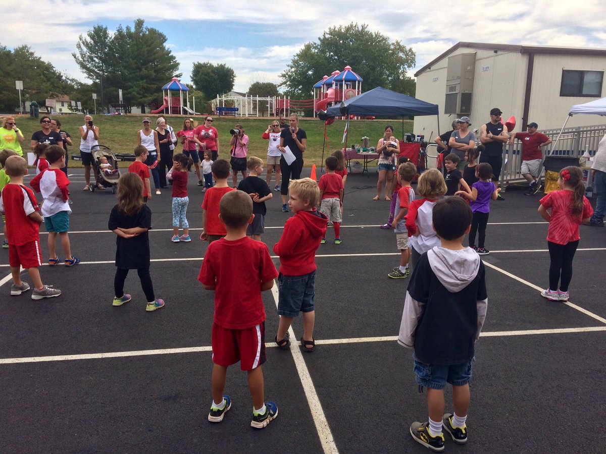 SharonNokovich's tweet photo. Warming up, running around, and cooling down! Way to go, Cubbies! #cubrunathon https://t.co/EF8ddm4cIt