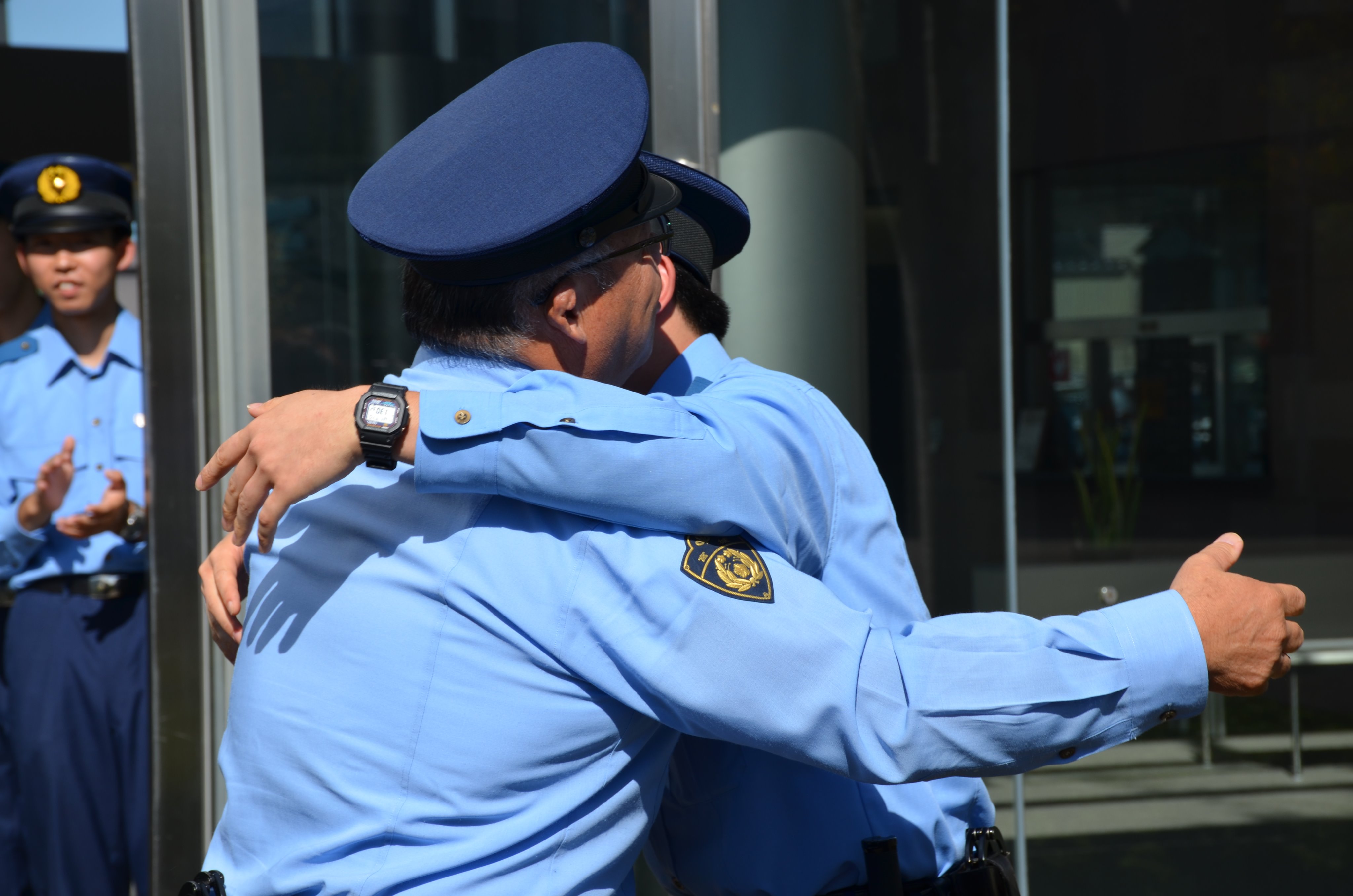 宮城県警採用係 卒業式の続きです 教官 と卒業生が抱き合う 左側が 長年鑑識係員として数々の難事件を解決してきた大御所教官 右側が警察学校を卒業し交番に出ている警察官見習いの卒業生 T Co Ehgm5oxnyi Twitter