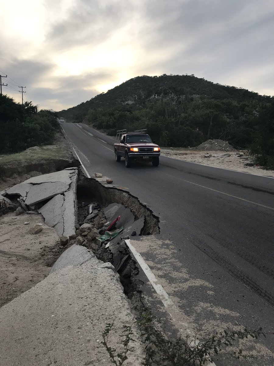 agtzg's tweet photo. @sanjosedelcabo reporte un socavón muy peligroso carr. SJC a punta Gorda a nadie le importa hasta q haya una tragedia @Reforma https://t.co/mGX45iVkPK