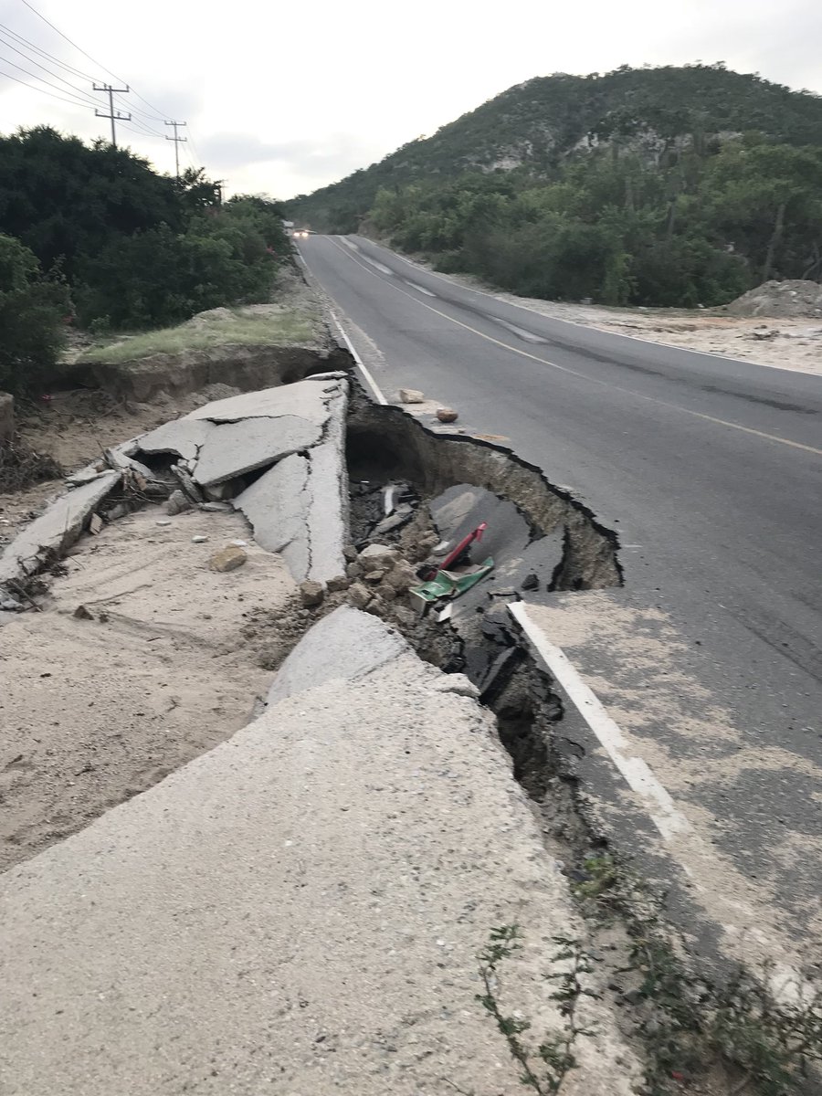agtzg's tweet photo. @sanjosedelcabo reporte un socavón muy peligroso carr. SJC a punta Gorda a nadie le importa hasta q haya una tragedia @Reforma https://t.co/mGX45iVkPK