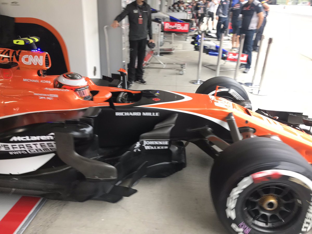 McLarenF1's tweet image. Both cars fire up and leave the garage as our #FP1 session gets underway. Follow on #TEAMStream: mclrn.co/TEAMStream #JapaneseGP 🇯🇵