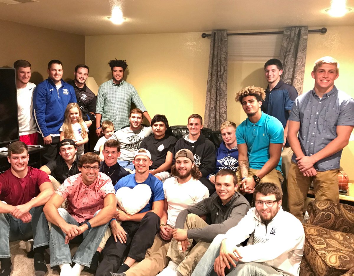 LindaCimpl's tweet photo. Always fun having these guys here. #tigerfamily #bleedblue #dbdinner #robcity 💙🏈🐯👊🏻 @CoachCimpl @dwtigerfootball https://t.co/gCDLCbKOhp