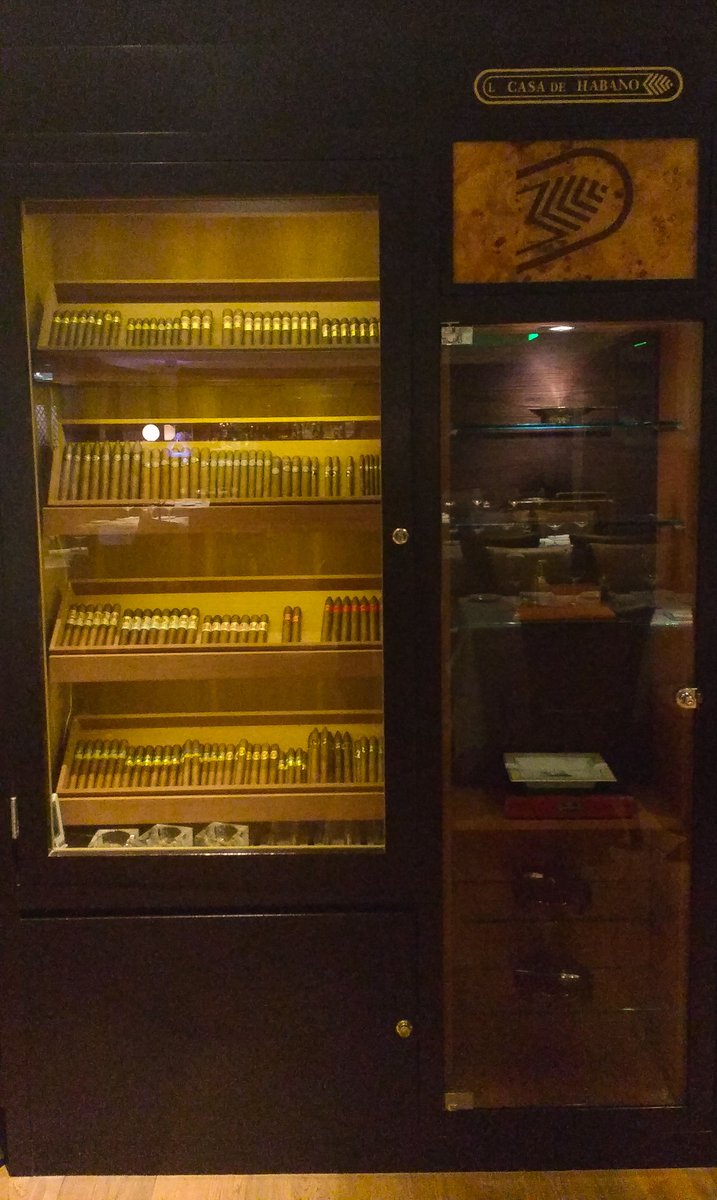 ThePalmMx's tweet photo. En nuestra terraza podrás disfrutar el #PalmLuxe de alguno de nuestros #puros y acompañarlo con alguno de nuestros #whiskies https://t.co/AhoaX8ppsX