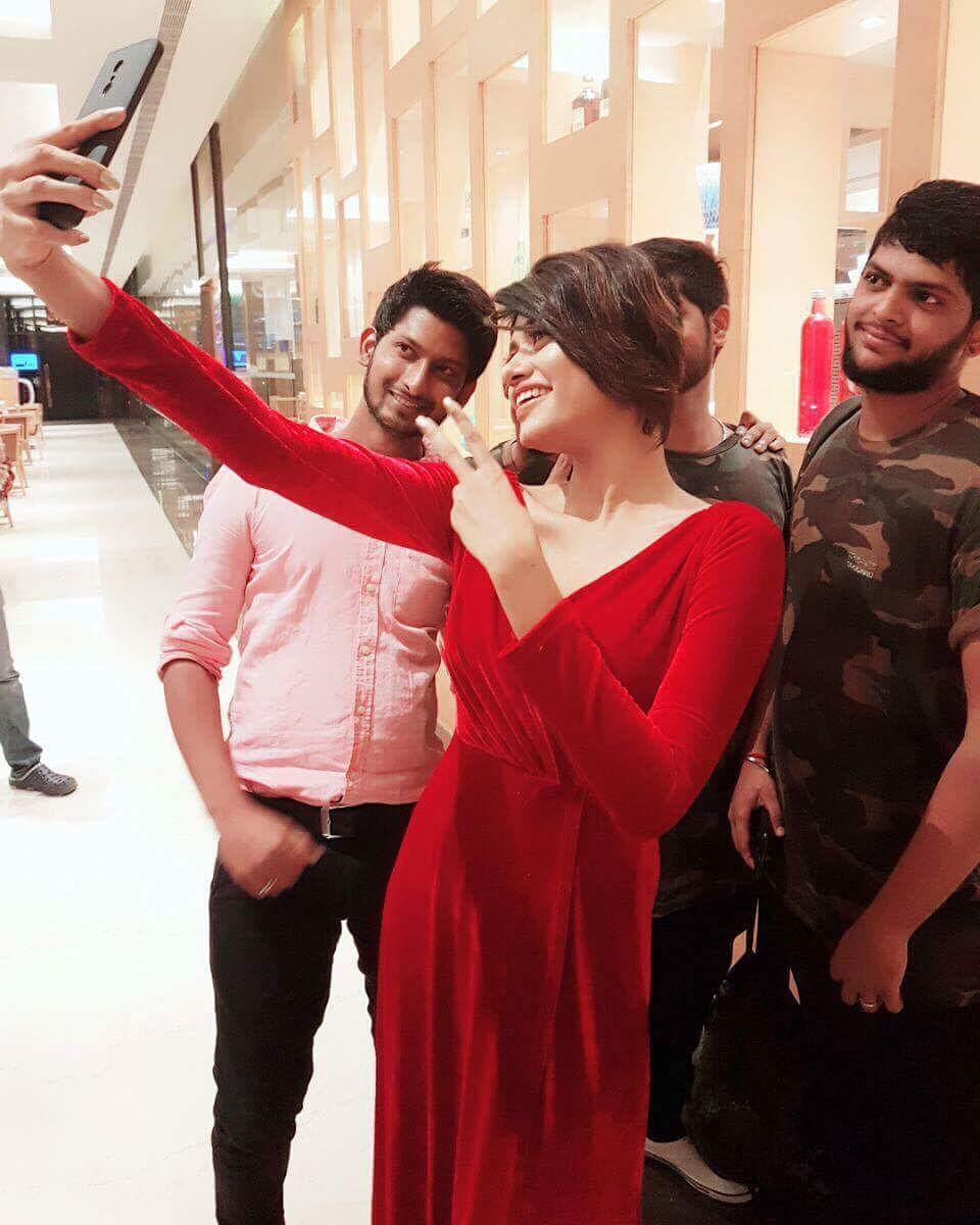 OviyaaFC's tweet photo. @OviyaaSweetz with fans ❤️❤️ https://t.co/DxqkNhnLLt