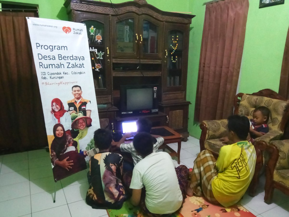 mayasyaroh87's tweet photo. Kursus Komputer untuk Masyarakat Desa Berdaya Cipondok-Kuningan.. @RZ_Cirebon https://t.co/dmQSoX2UjB