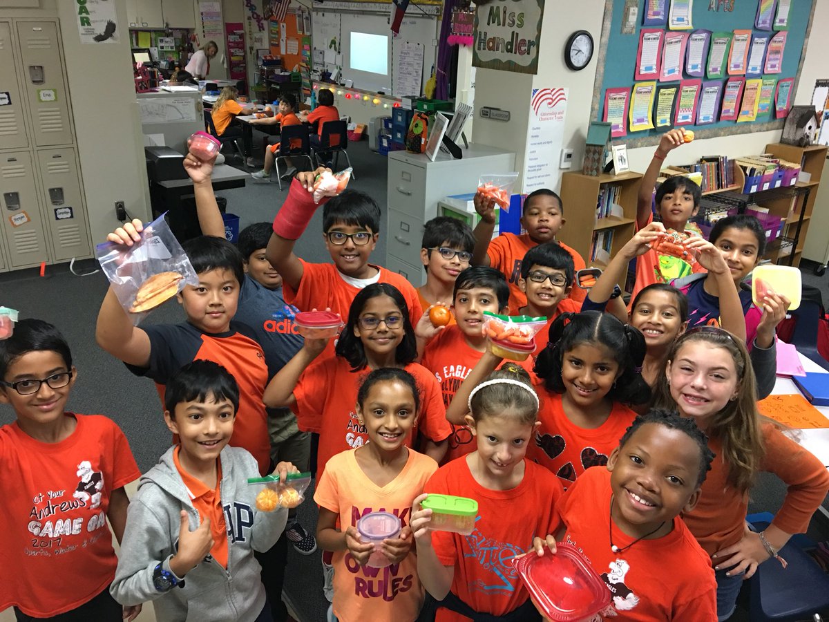 AndrewsFourth's tweet image. Day 4 with our nutritious snacks and clothes! 🥕🍑🍊#packweek