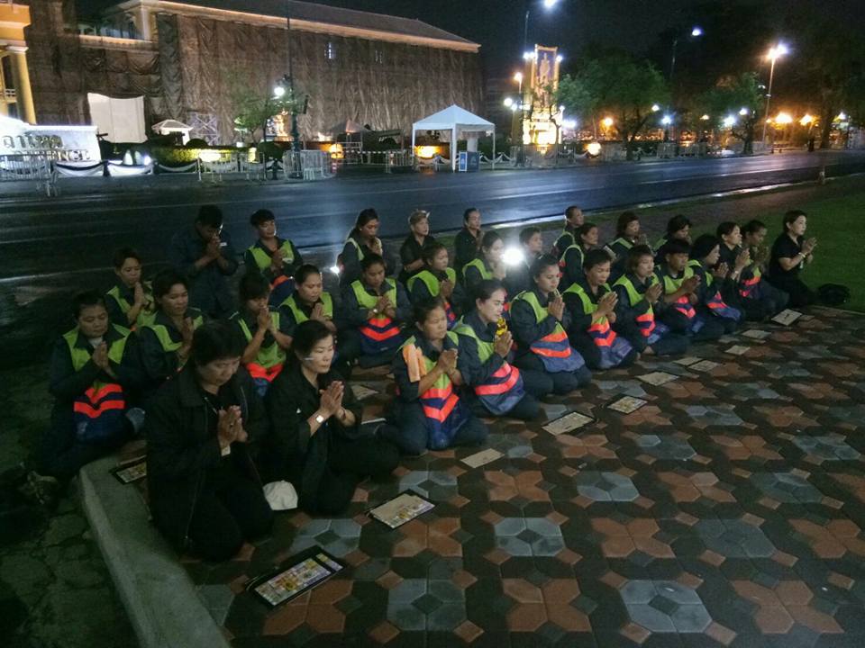 amarin_bkk's tweet photo. เจ้าหน้าที่ฝ่ายรักษาความสะอาดของกรุงเทพมหานคร ปฏิบัติหน้าที่จนถึงวันสุดท้ายของการเข้ากราบถวายบังคมพระบรมศพ ฯ ขอบคุณภาพ Renu Sabaikhet https://t.co/EG7ZOSJKt9