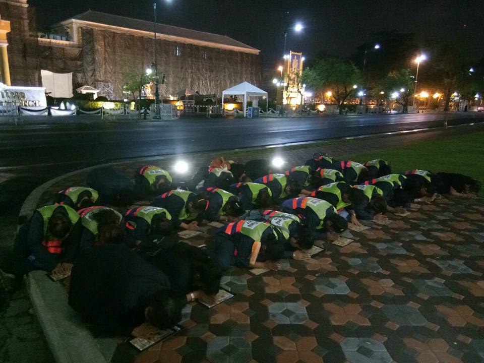 amarin_bkk's tweet photo. เจ้าหน้าที่ฝ่ายรักษาความสะอาดของกรุงเทพมหานคร ปฏิบัติหน้าที่จนถึงวันสุดท้ายของการเข้ากราบถวายบังคมพระบรมศพ ฯ ขอบคุณภาพ Renu Sabaikhet https://t.co/EG7ZOSJKt9