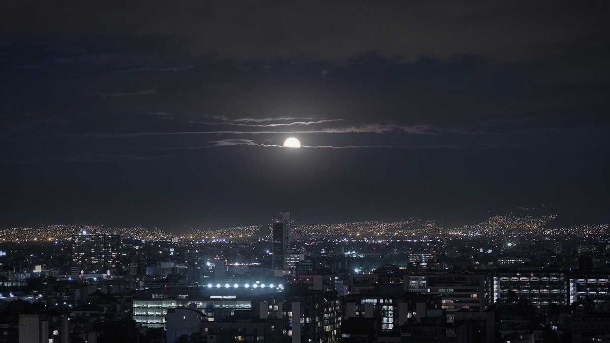 Santiago_Arau's tweet photo. La salida de la Luna el día de hoy sobre la Ciudad de México. https://t.co/aObIBAoZ1H