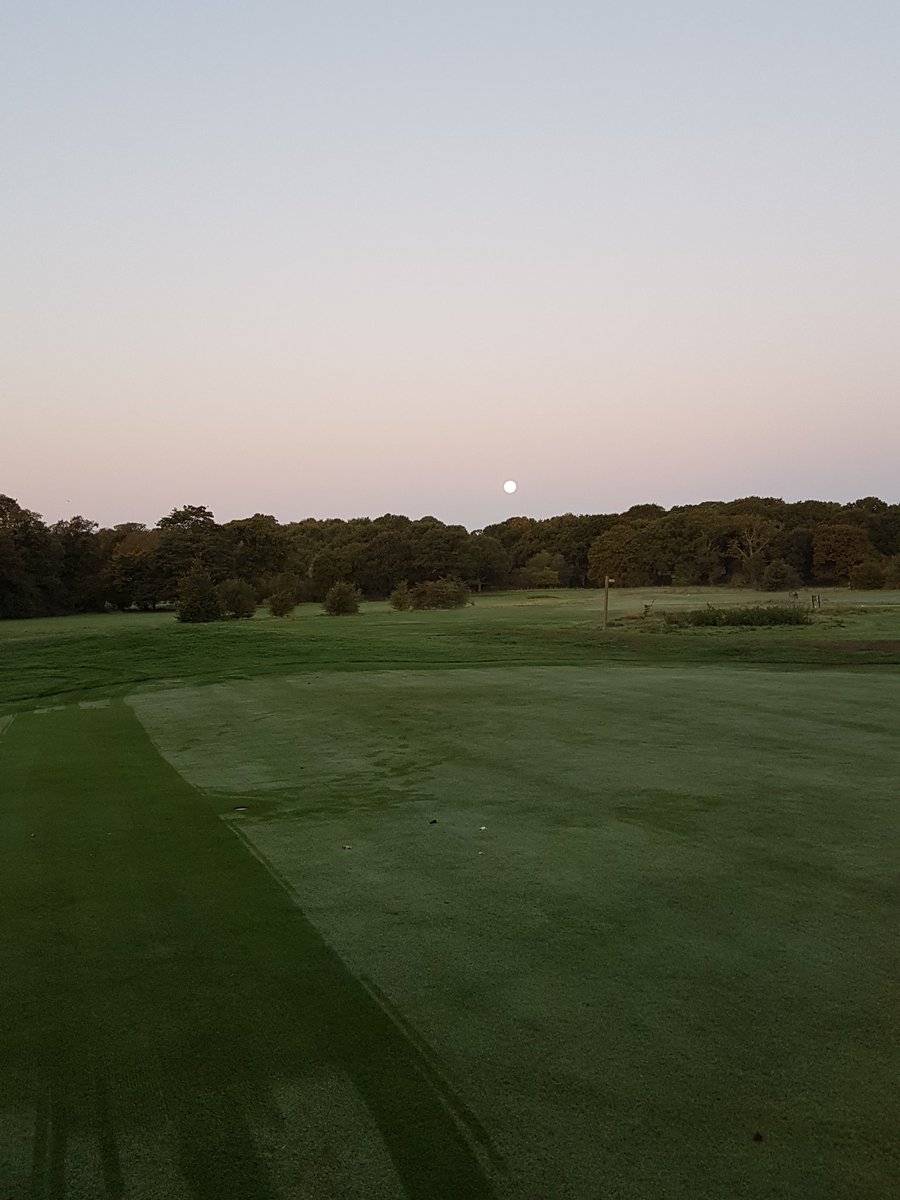 Rossco8822's tweet image. 06/10 - A cracking morning for the course setup! Greens cut, holes changed, bunkers full raked and debris blown off #crispandcold