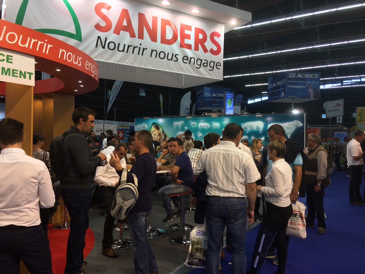 mahe_bernard's tweet photo. la foule sur le stand @Sandersofficiel au @SommetElevage https://t.co/64YIXnD3DJ